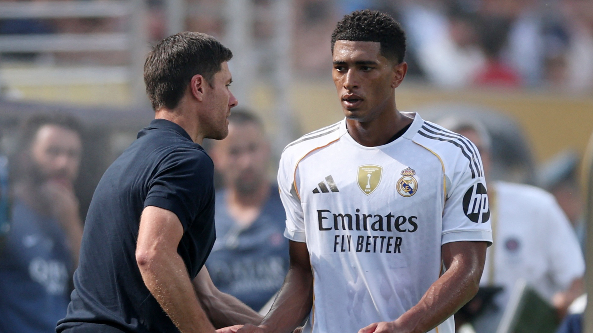 Jude Bellingham saluda a Xabi Alonso durante un partido con el Real Madrid.